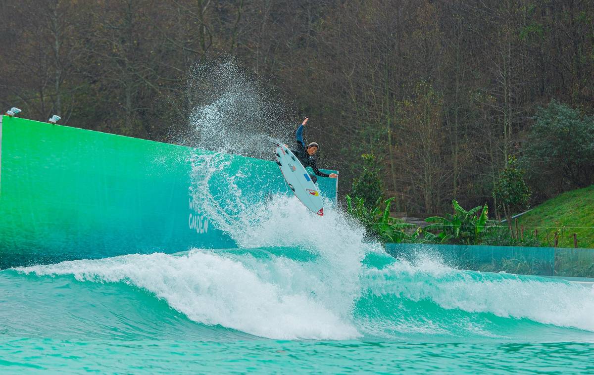 surfistas numa piscina de surf wavegarden, Surfers Cove, óbidos