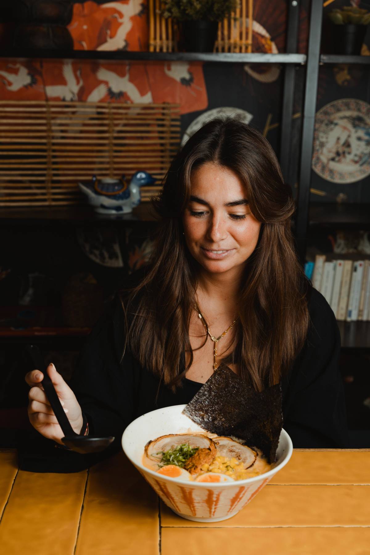 pessoa a comer o novo Kurimi Ramen no NOOD