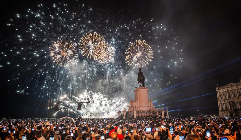 Il Natale a Lisbona ha 182 chilometri di luci al 100% a LED ed è stato inaugurato con un concerto di Sara Correia e tanti fuochi d’artificio…