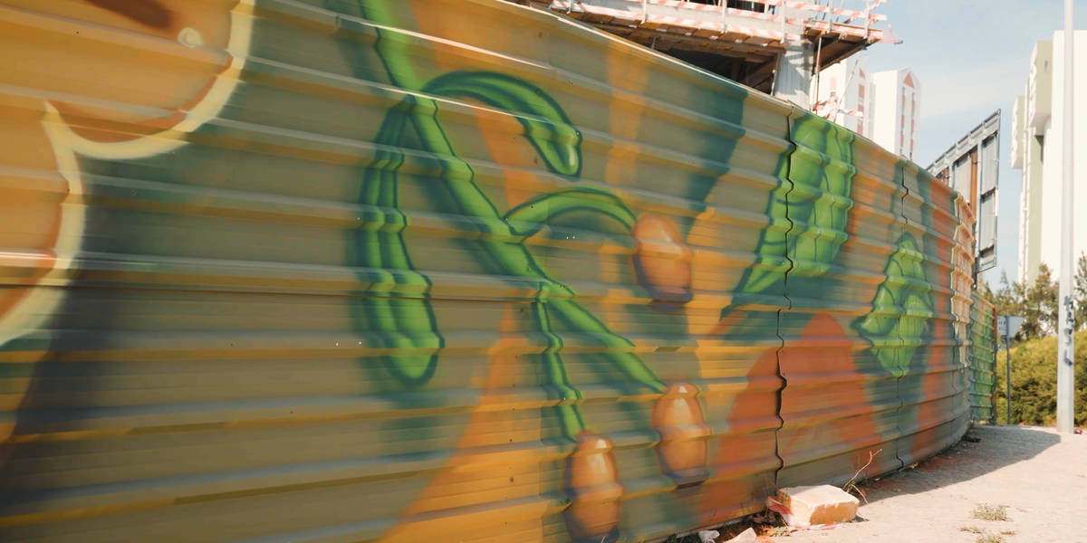 tapumes de obra transformados numa tela de arte urbana gigante