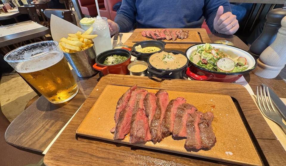 Já provámos o bife mais popular do Cais do Sodré, no restaurante que só tem um prato no menu e onde a sobremesa é grátis