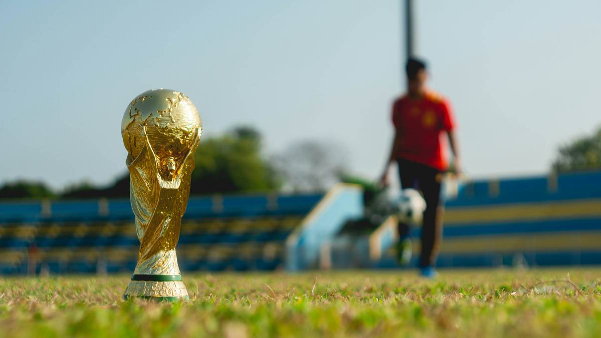 jogador e taça do mundial de futebol, campeonato do mundo de futebol