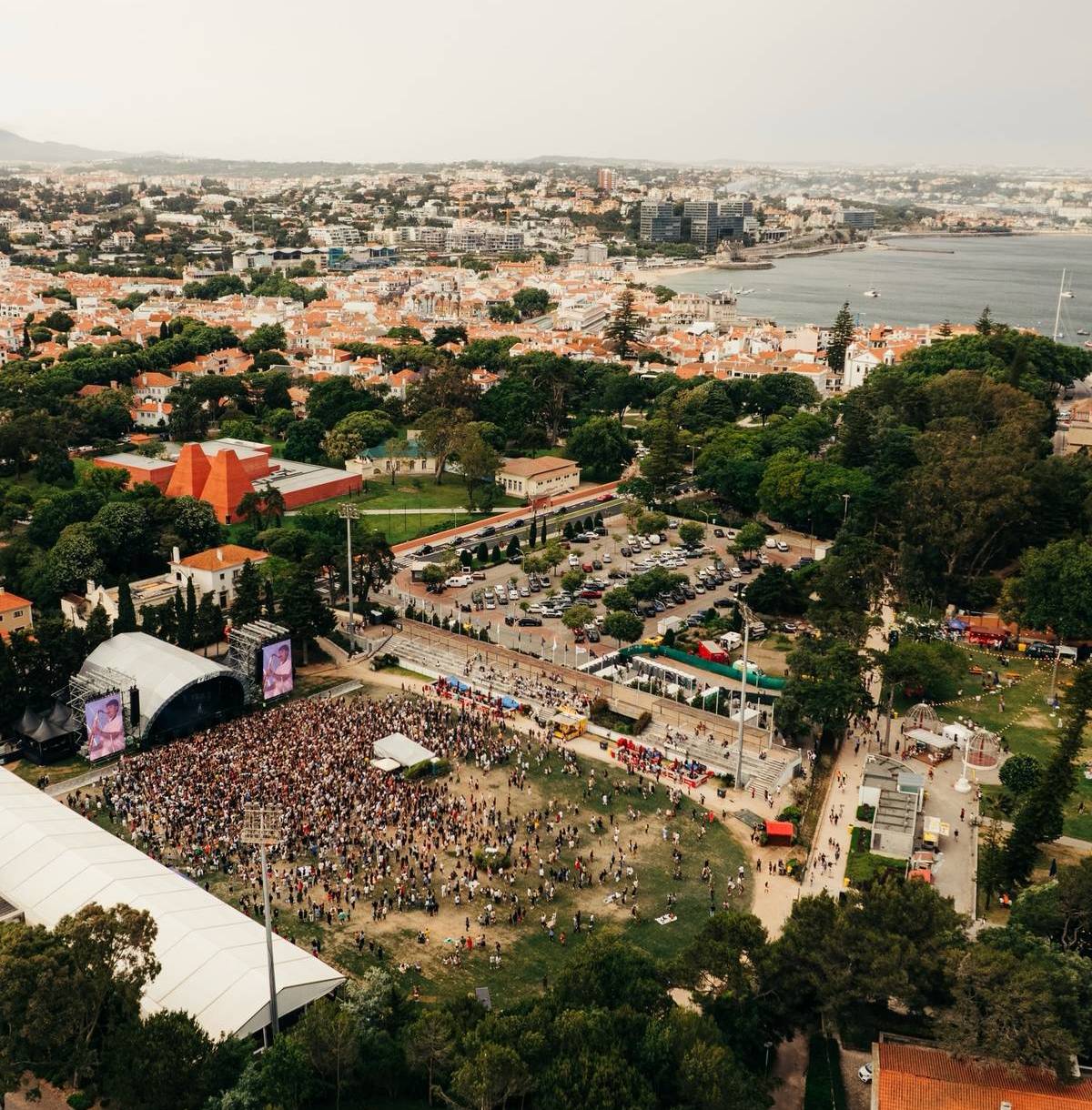 recinto do coala festival no Hipódromo Manuel Possolo, em Cascais