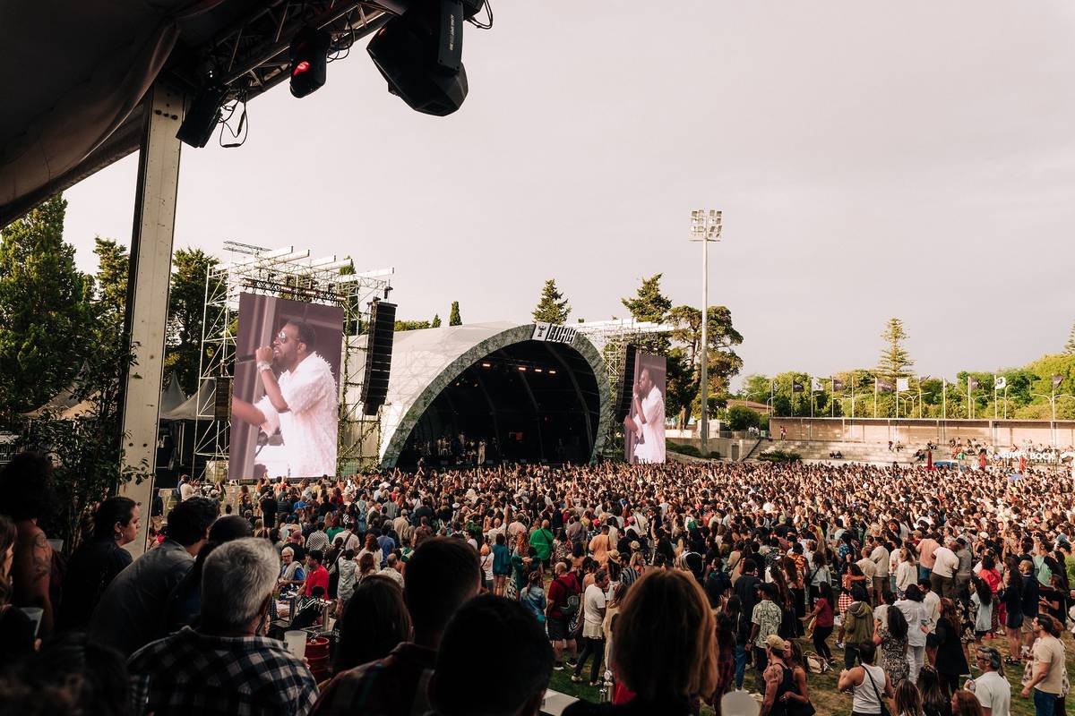 pessoas e palco do coala festival