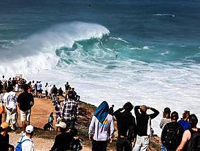 Está confirmado: el TUDOR Nazaré Big Wave Challenge se celebrará el sábado (13 de diciembre). Estaremos allí, y podrás ver toda la acción EN DIRECTO en este artículo