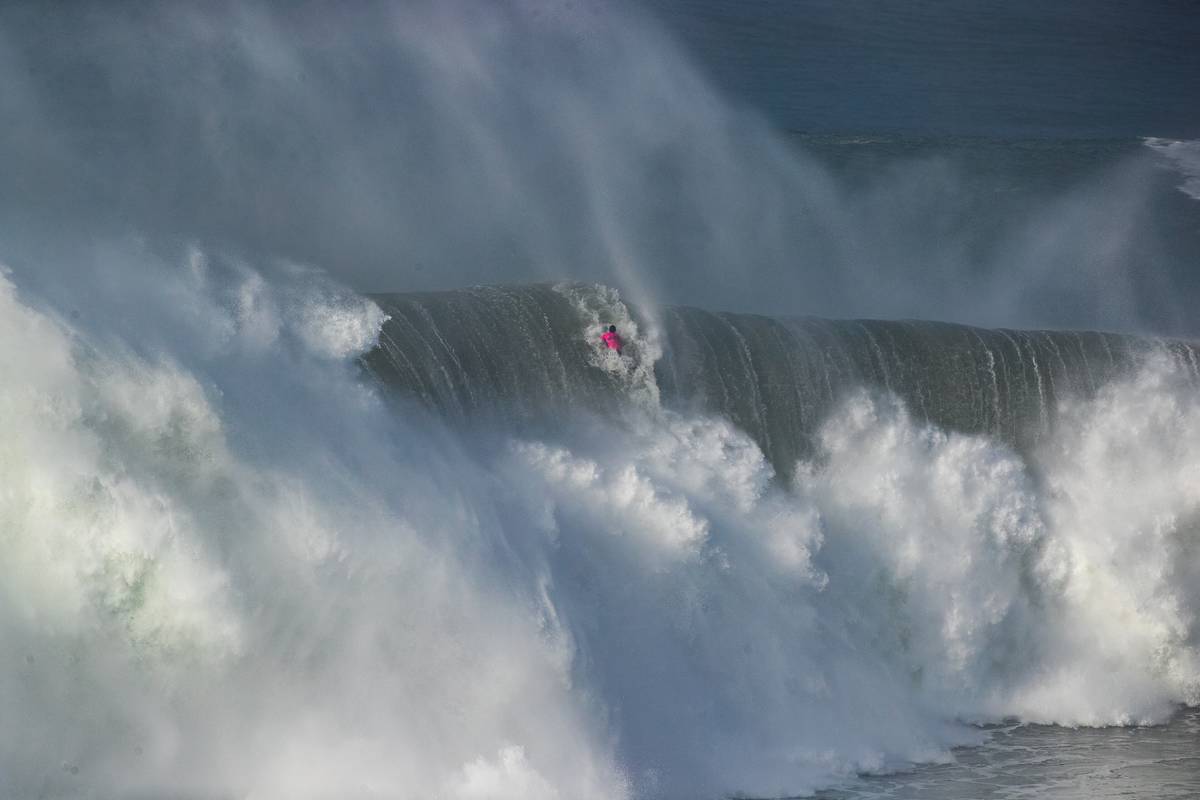 Lucas Chumbo Chianca numa onda no TUDOR Nazaré Big Wave Challenge