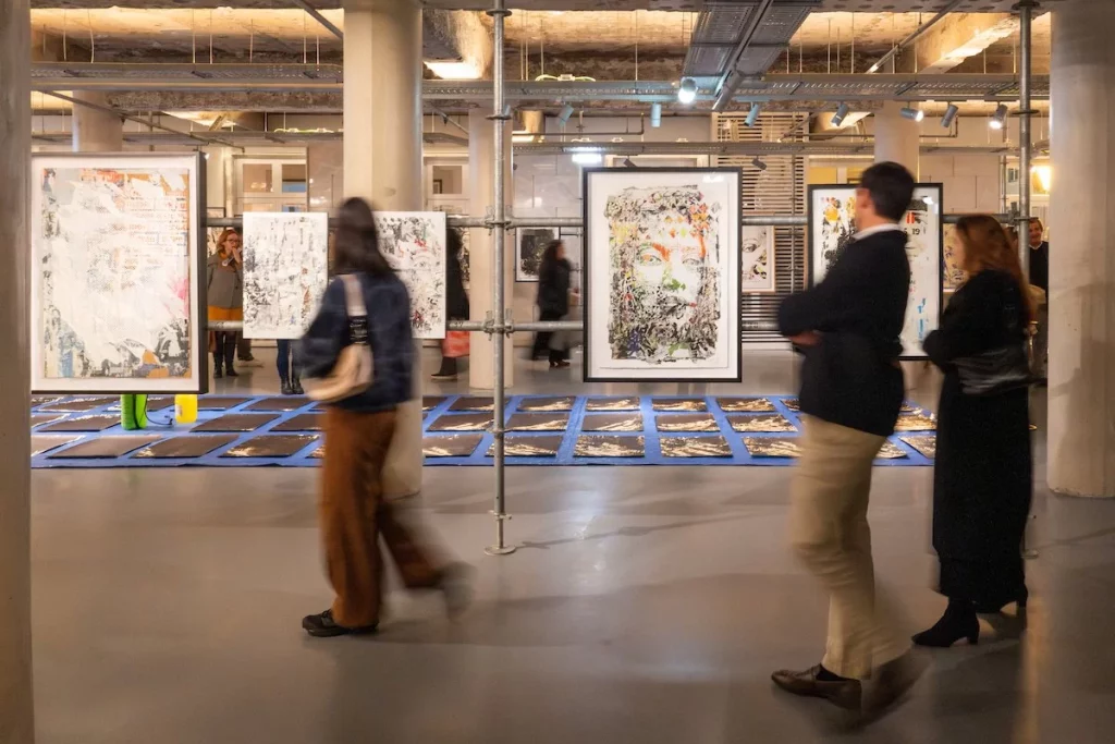 gente en la exposición de Vhils en el MUDE