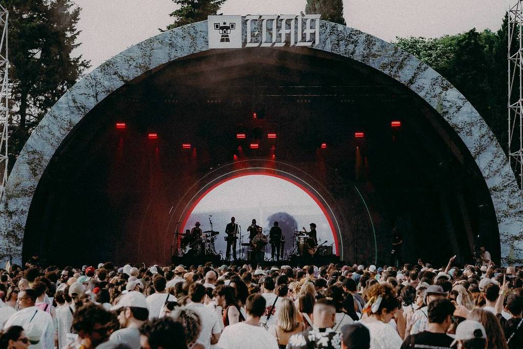 Menschen und Bühne des Coala Festivals