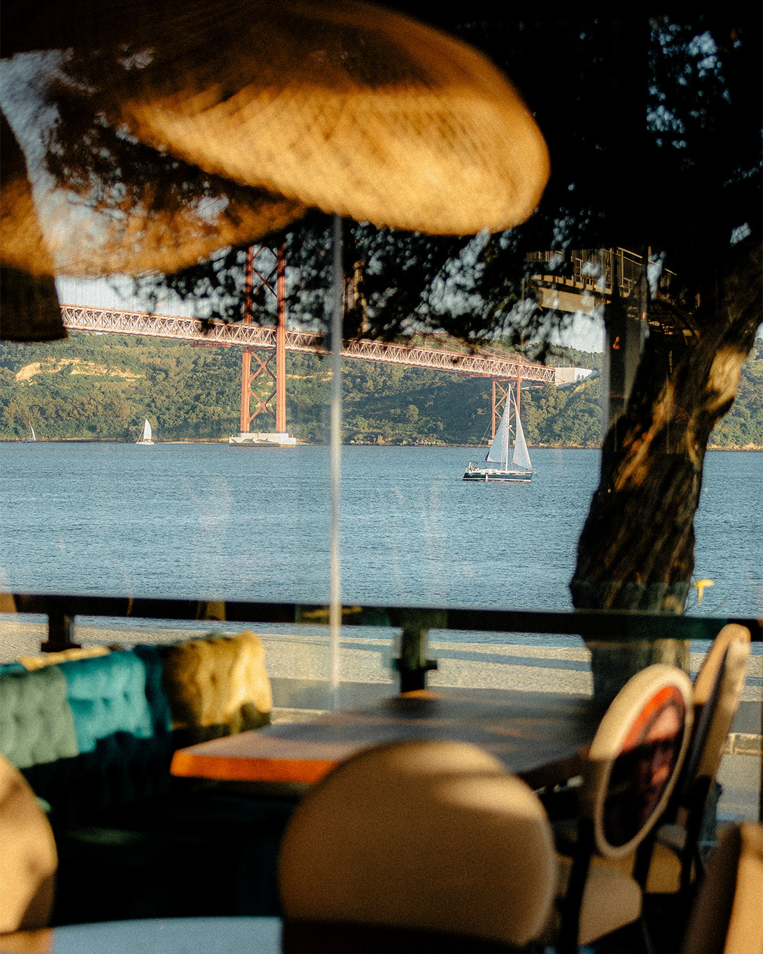espaço interior no restaurante asiático MÖTAO Lisboa, durante os almoços