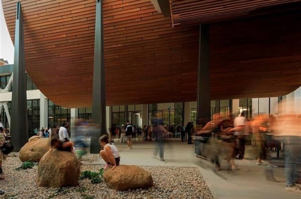 pessoas no CAM - Centro de Arte Moderna da Gulbenkian