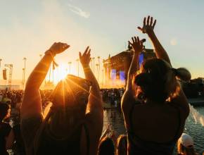 Operação Verão 2026 em Lisboa: o guia definitivo dos festivais de música na cidade (e o regresso do gigante ao Parque Tejo)