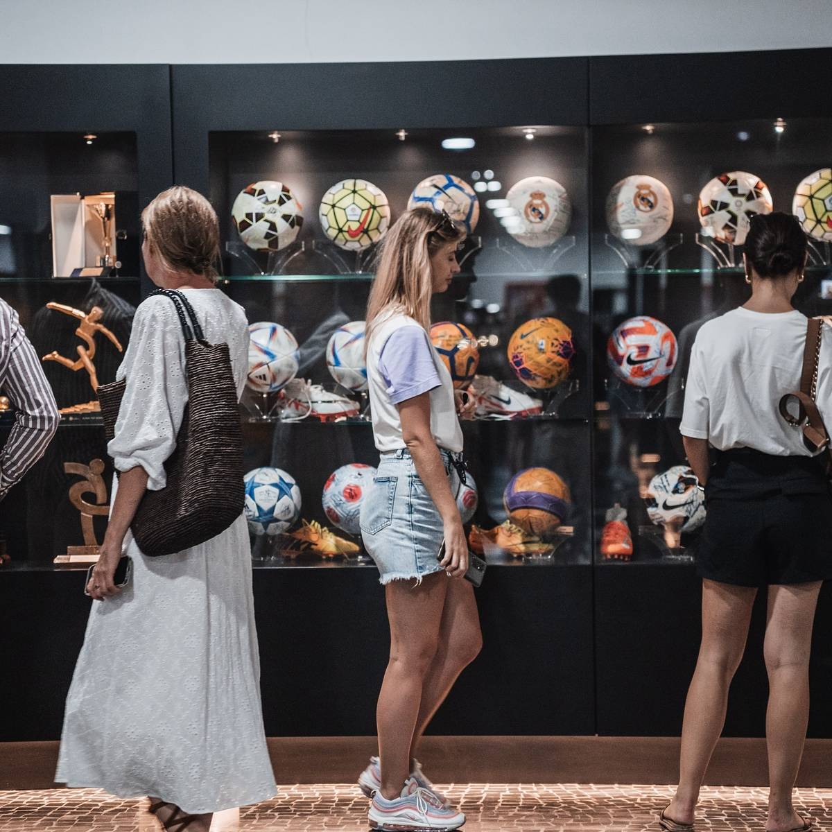 pessoas a visitarem o Museu CR7 no Funchal