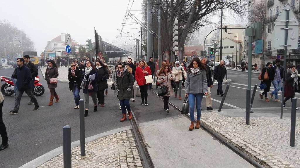 persone che scendono alla stazione ferroviaria di Alcântara-Terra