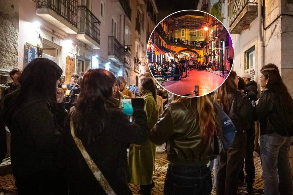 Des gens en train de boire dans les rues de Lisbonne, sur le Cais do Sodré