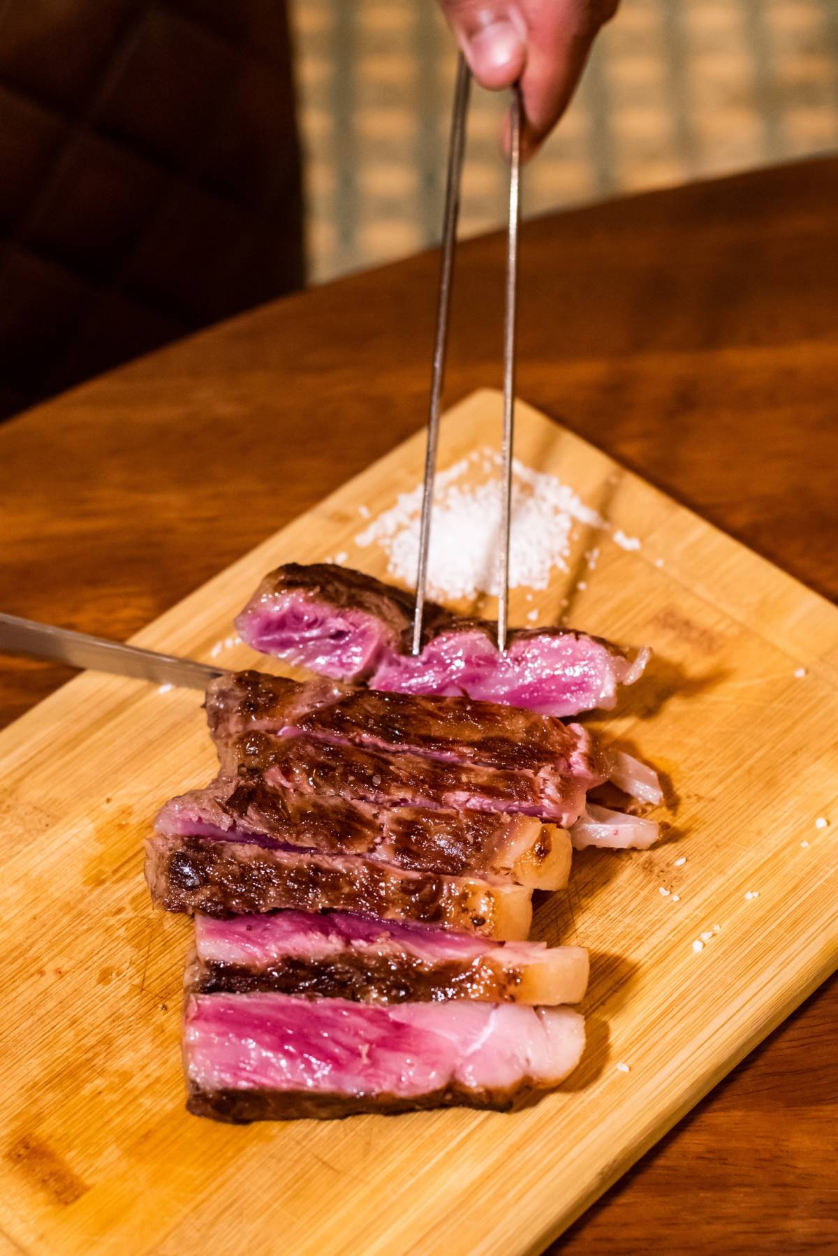 homem a cortar bife wagyu para a wagyu fest nos restaurantes do grupo atallho