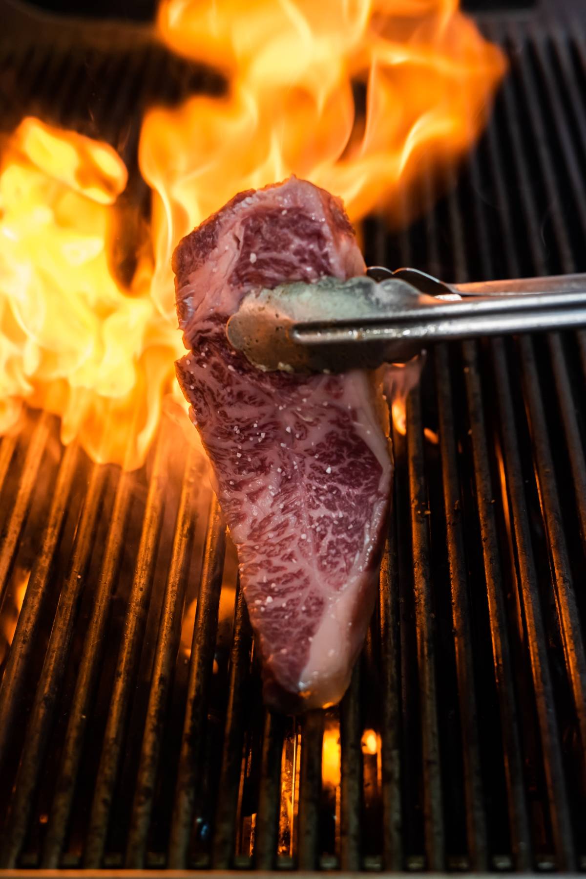 homem a grelhar bife wagyu para a wagyu fest nos restaurantes do grupo atallho