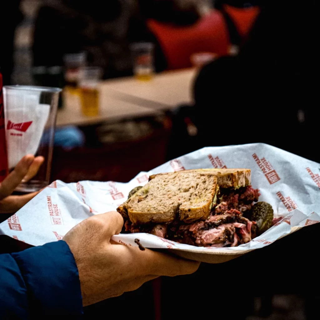 sándwiches de pastrami en kau pastrami house 