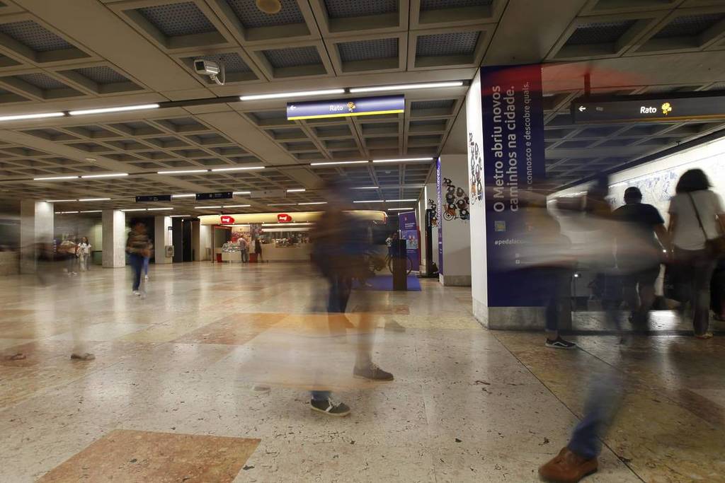 people at the Marquês de Pombal metro station