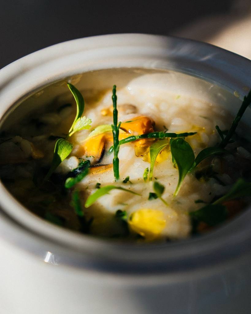 arroz cremoso de bivalves e coentros no restaurante bib gourmand zunzum bastrobar 