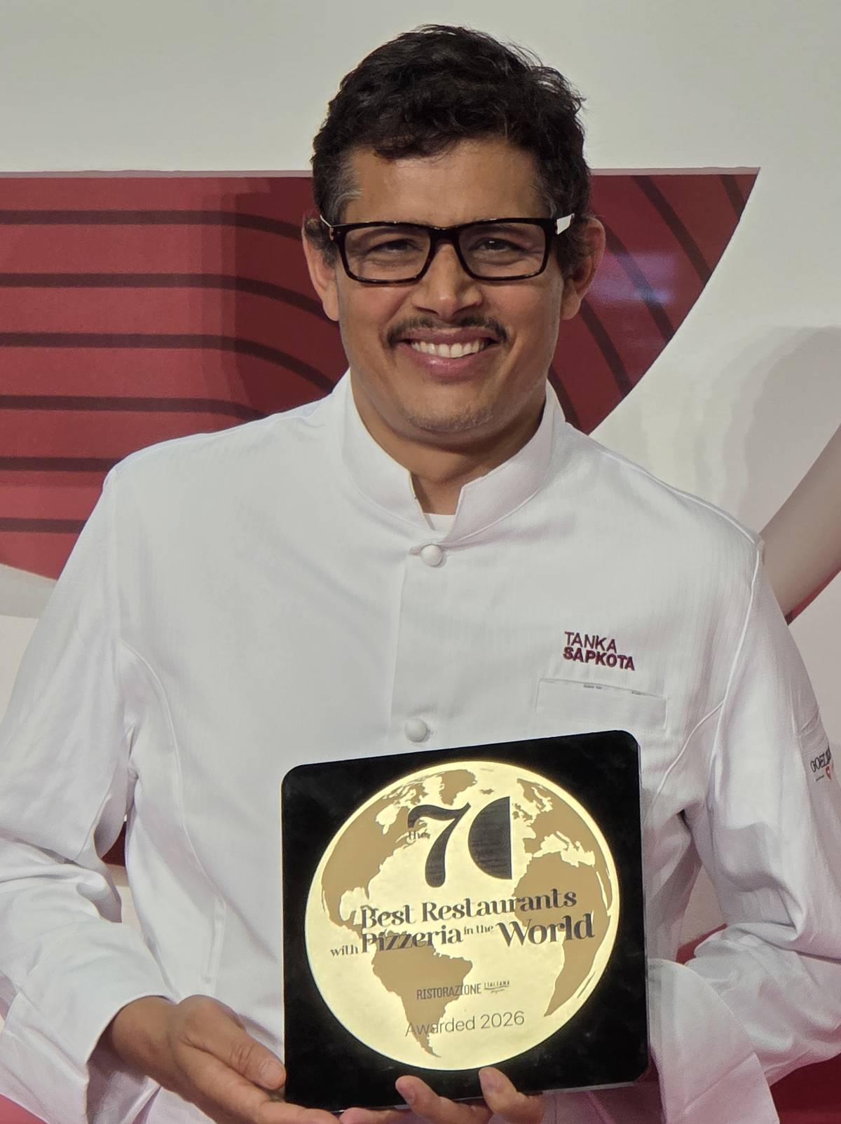 chef Tanka Sapkota, com o prémio de um dos melhores restaurantes italianos no mundo, em Lisboa, o Come Prima