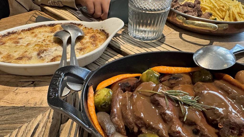 assado de domingo no restaurante delfina cantina portuguesa, co. destaque para a batata gratinada