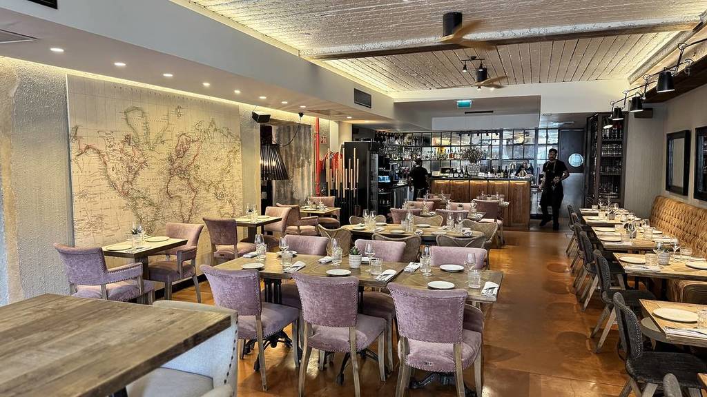 mapa do mundo vintage no restaurante delfina cantina portuguesa 