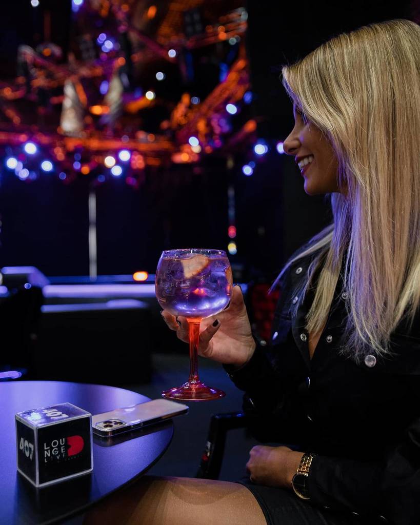 femme buvant un cocktail au Lounge D du Casino Estoril 