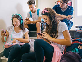 As redes sociais vão ser proibidas a menores de 16 anos de idade em Espanha. E por cá?