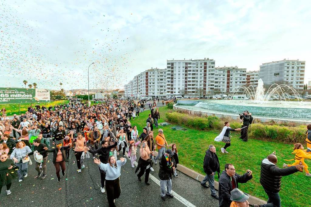 carnaval entre portas, desfile de benfica à amadora, banda azé babá