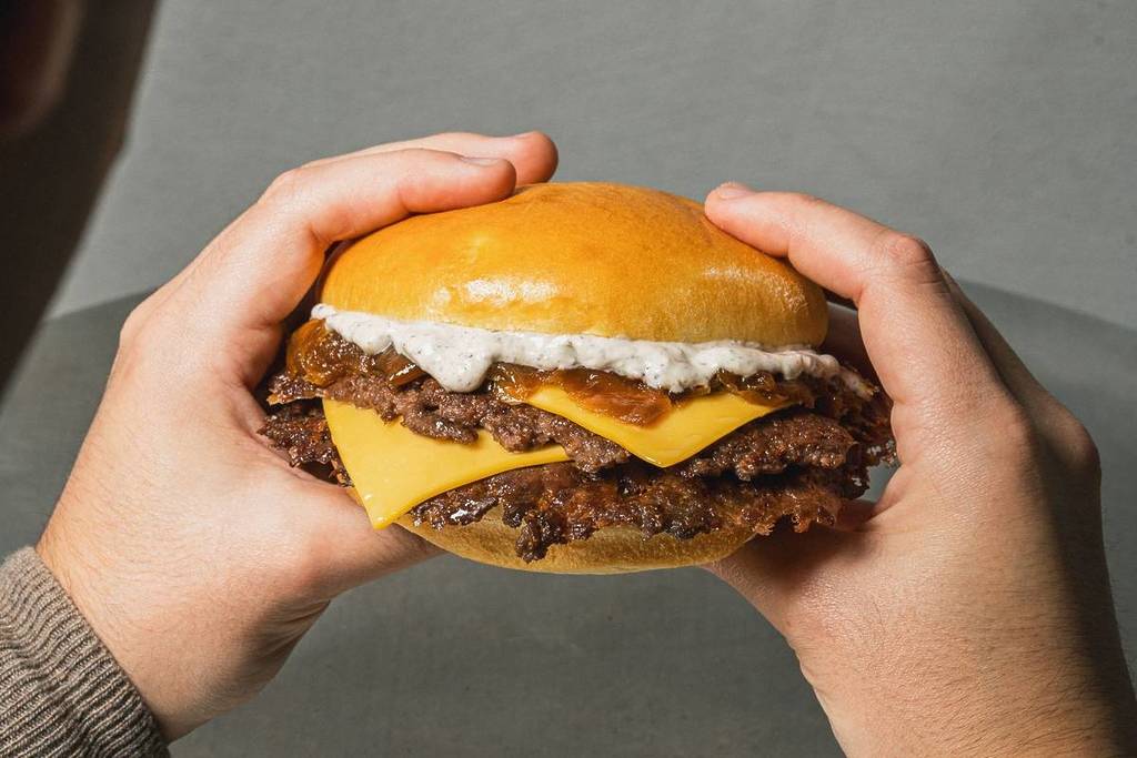 personne tenant le nouveau smash burger de la rue, Street Truffle Burger