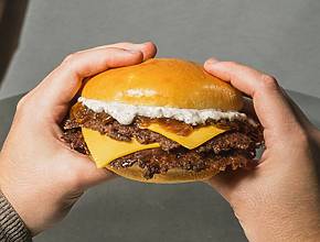 O smash burger mais “viral” de Lisboa agora tem uma edição limitada: custa 12,90€ e tem um ingrediente “exclusivo”