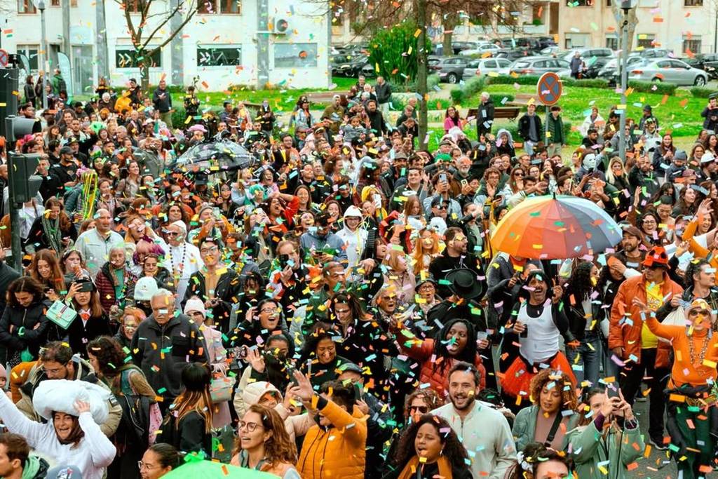 pessoas na rua no carnaval em lisboa, tolerância de ponto, santo entrudo