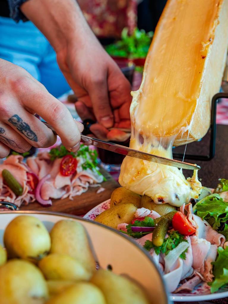 Raclette auf der Après-Ski-Party im Mama Shelter