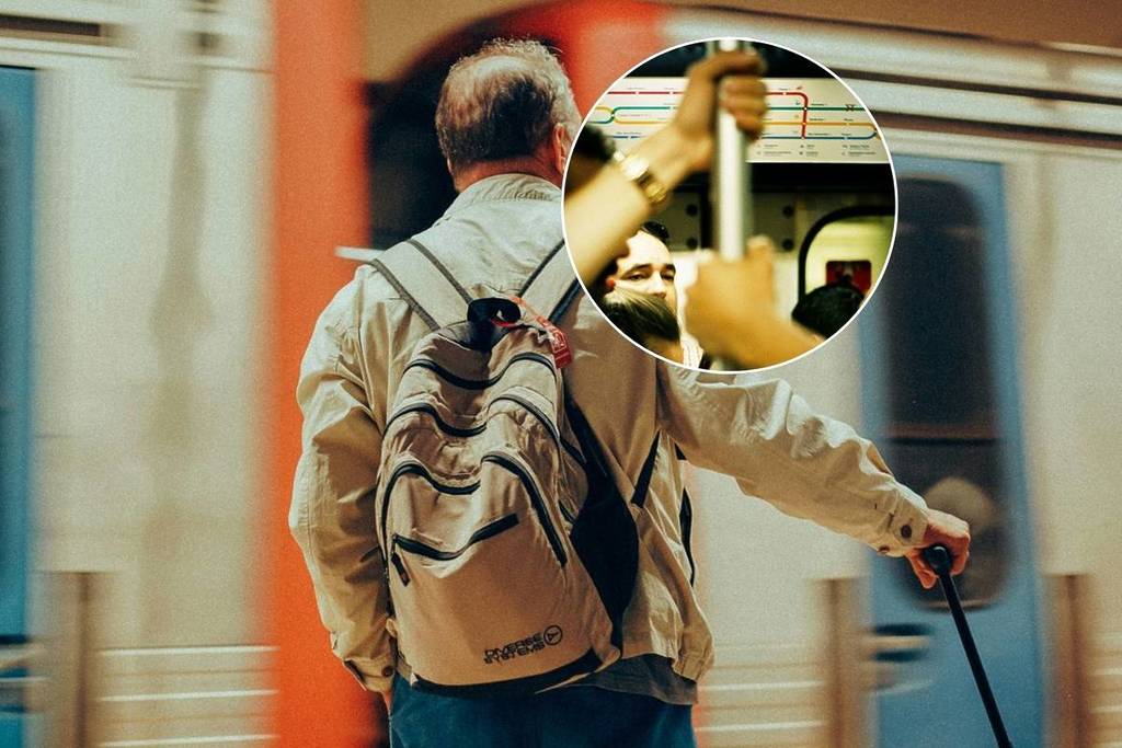 mochilas a la espalda dentro de los vagones del metro