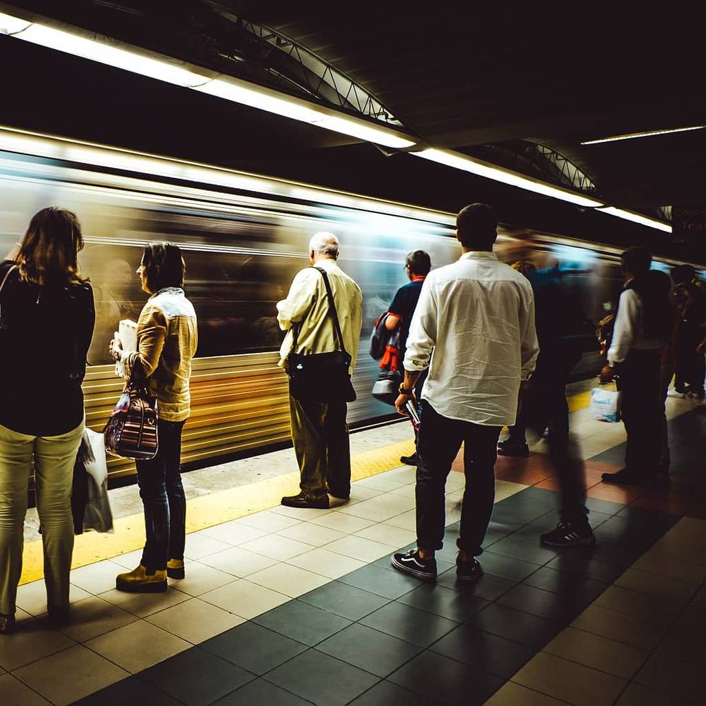 personas esperando el metro en una estación de Lisboa