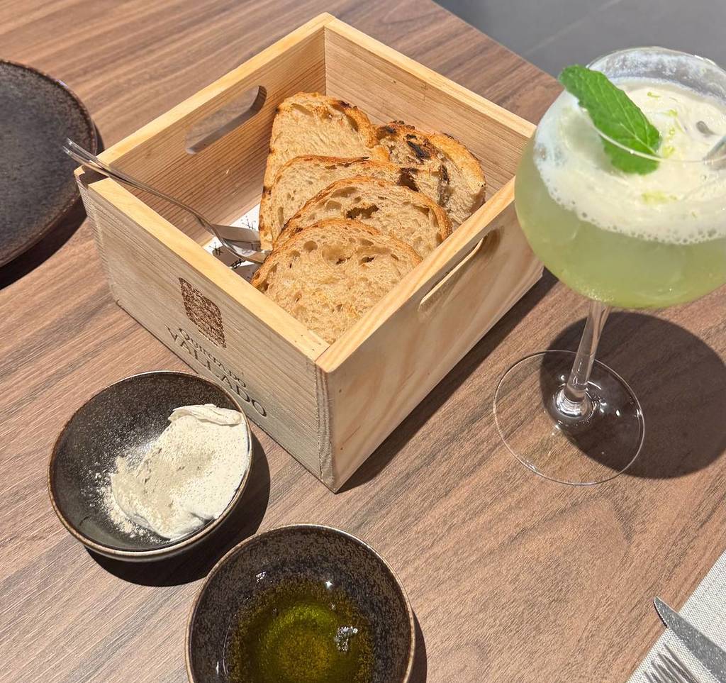 sourdough bread, butter, and smoked olive oil at the 550º restaurant 