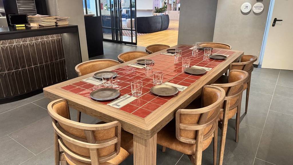 long table for groups at the 550º restaurant 