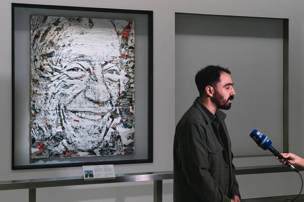 O artista Vhils a ser entrevistado para um canal de notícias, depois da inauguração do retrato oficial