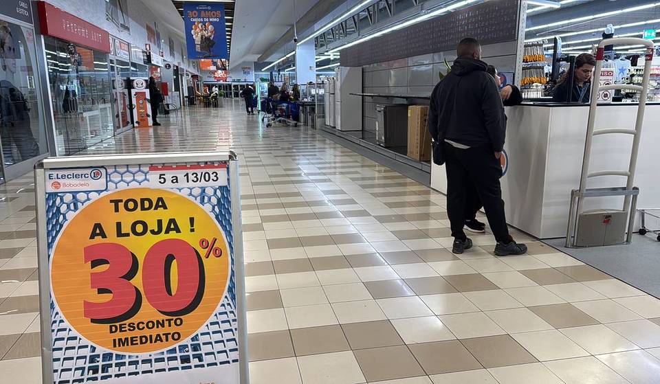 E.Leclerc supermarket is closing and until March 13, it is selling everything at a 30% discount (storewide).