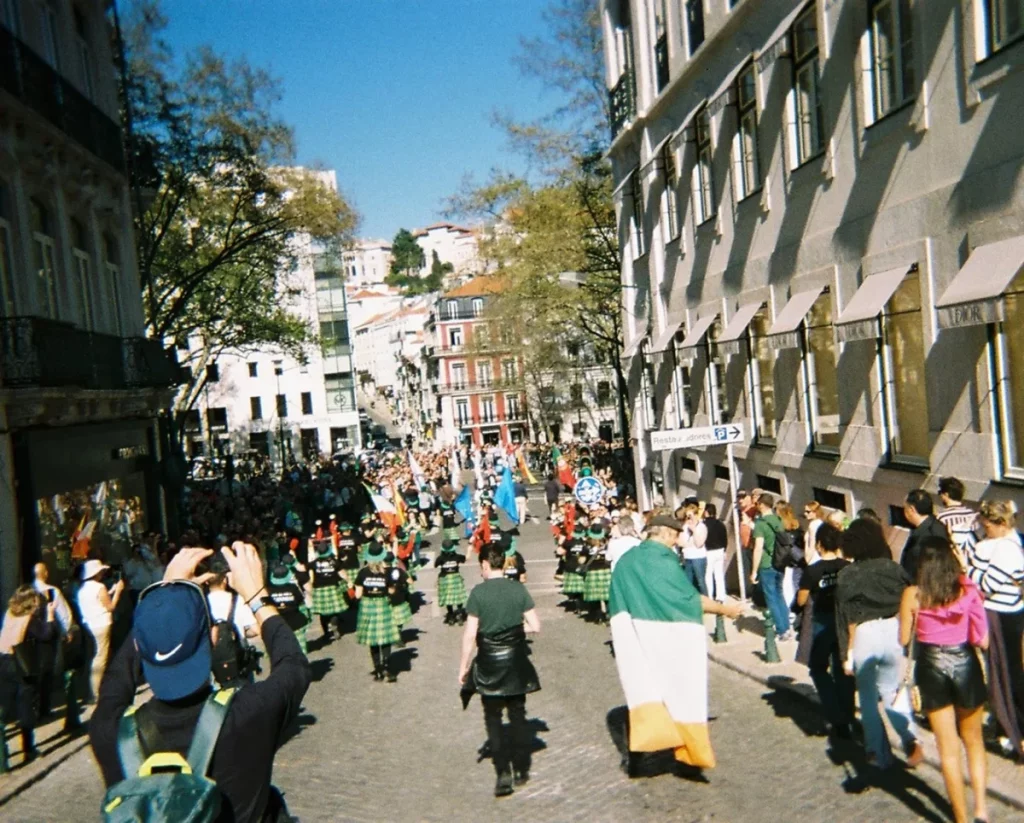 Menschen verfolgen die St. Patrick's Day Parade in Lissabon