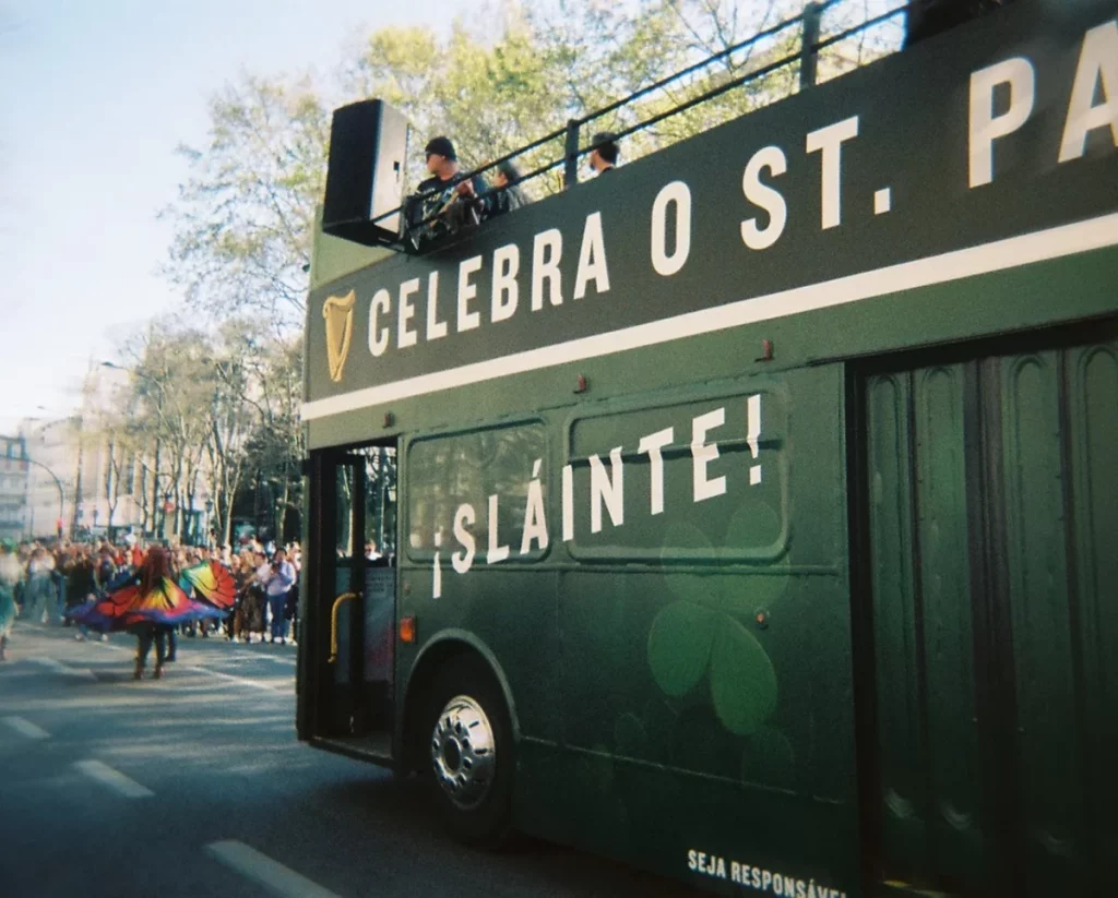 Panorama-Bus von Guinness bei der St. Patrick's Day Parade in Lissabon