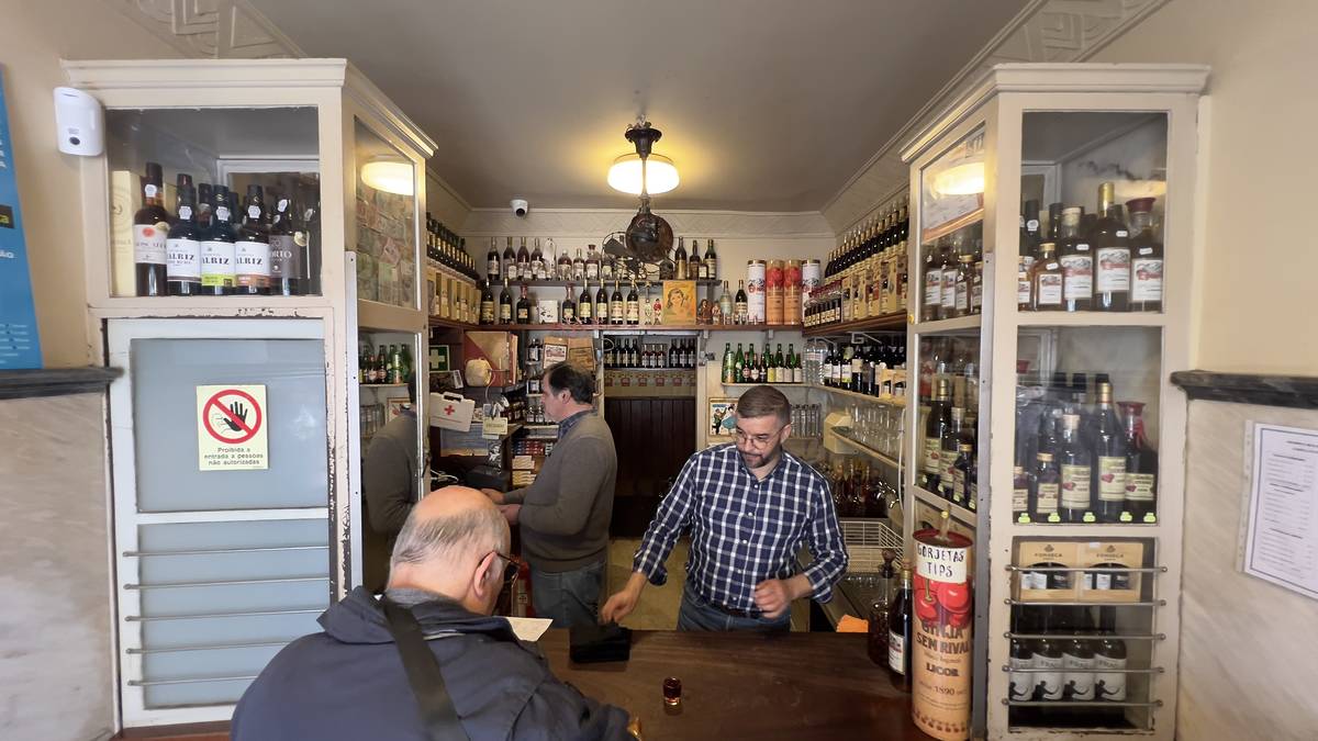 interior da loja com história Ginjinha Sem Rival