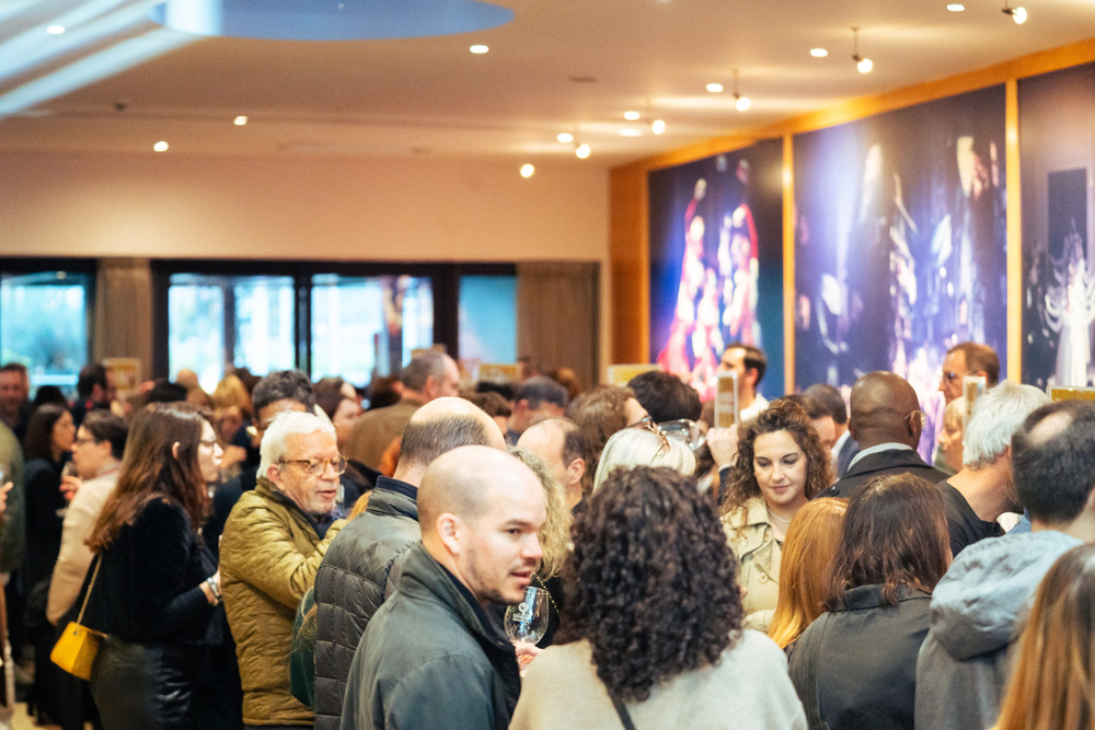 pessoas a degustarem vinhos no evento paixão pelo vinho awards