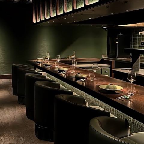 Interior del restaurante «Apertura del año» según la Guía Michelin