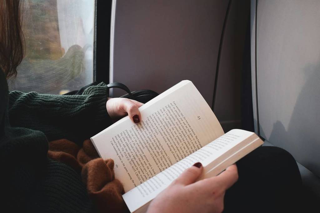 personne en train de lire dans un train
