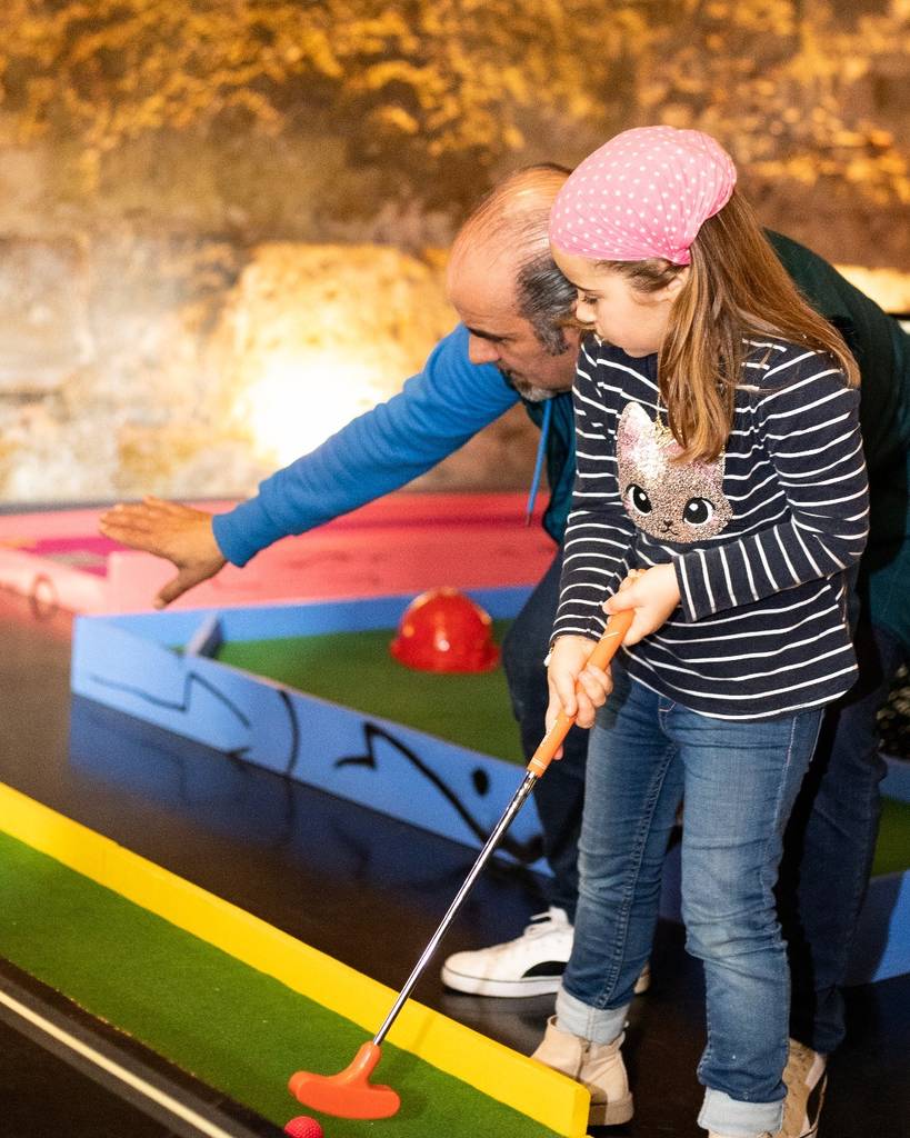 father and daughter playing mini-golf in Lisbon on Father’s Day
