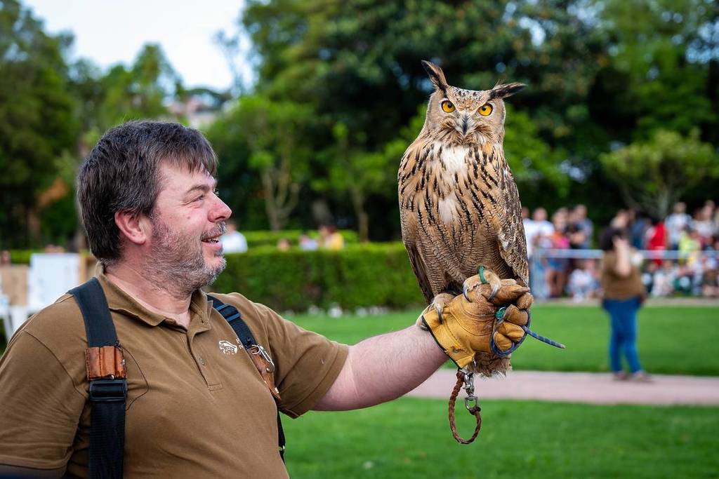 Man holding a bird of prey at Era Uma Vez in the Marquês Gardens – Spring