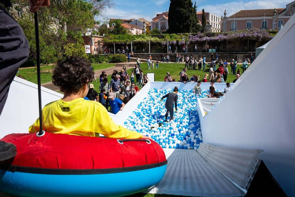 children on a ball slide at Era Uma Vez in the Marquês Gardens – Spring