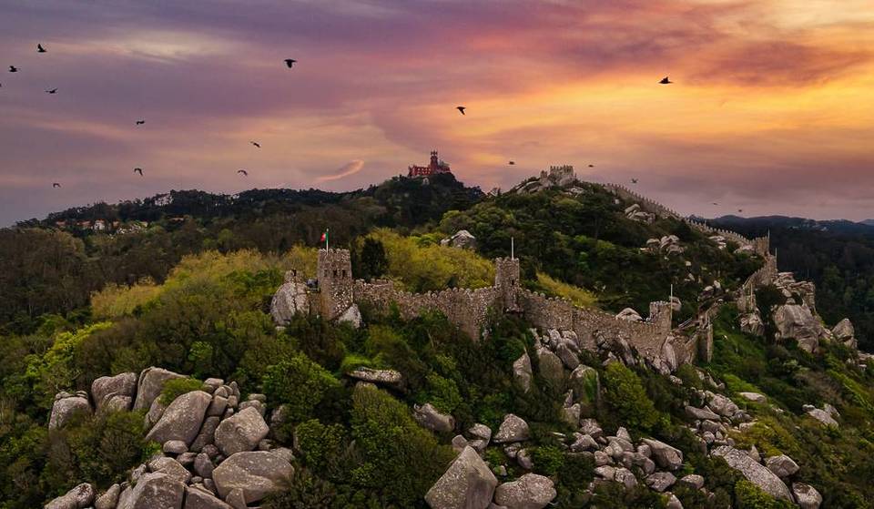 O castelo medieval a cerca de 30 minutos de Lisboa que integra uma paisagem Património da UNESCO: muralhas milenares, vistas espetaculares sobre o Atlântico e bilhetes sem filas