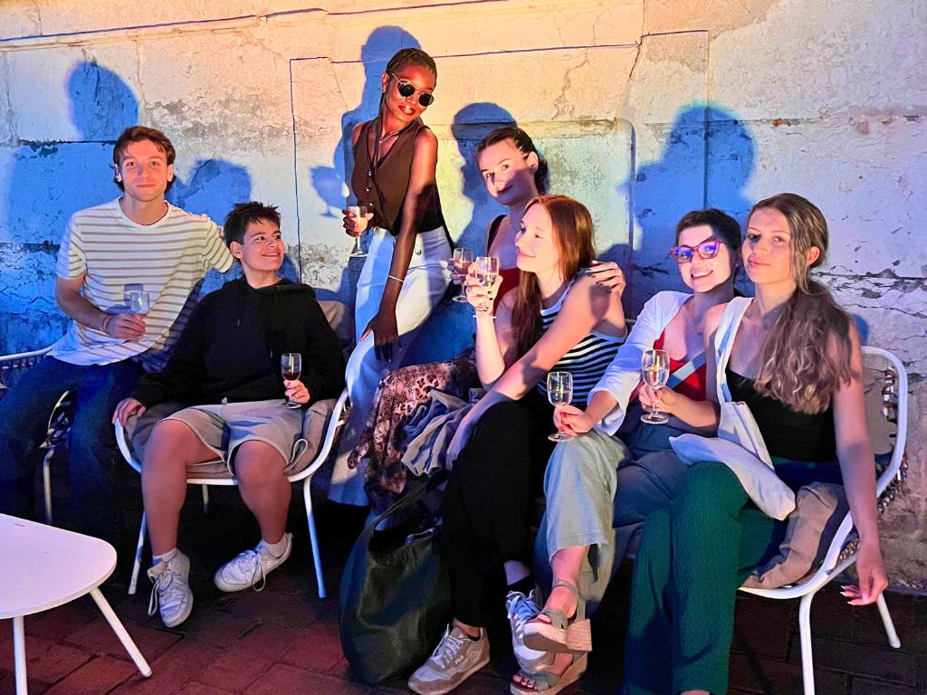 Menschen im Sonnenuntergang des Convento da Graça